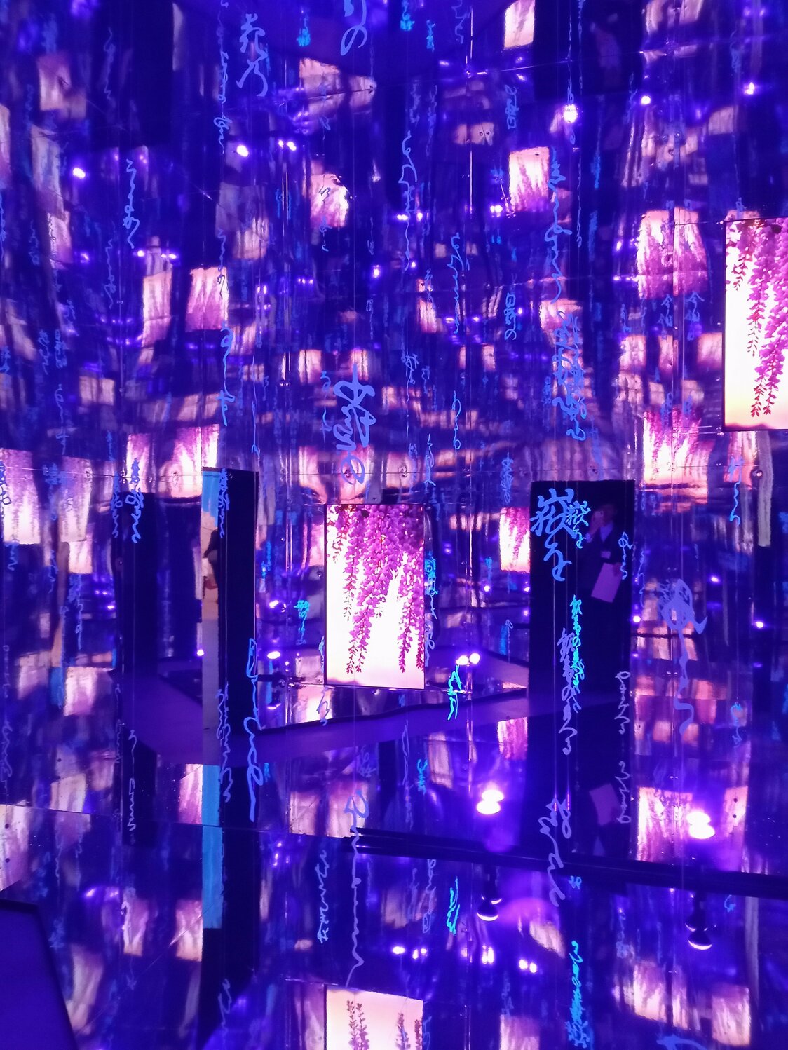 En la sección Sōzō an, la inteligencia artificial y los espejos recrean la imaginación de Murasaki Shikibu. (Fotografía: Consejo de Promoción del Proyecto Murasaki Shikibu)