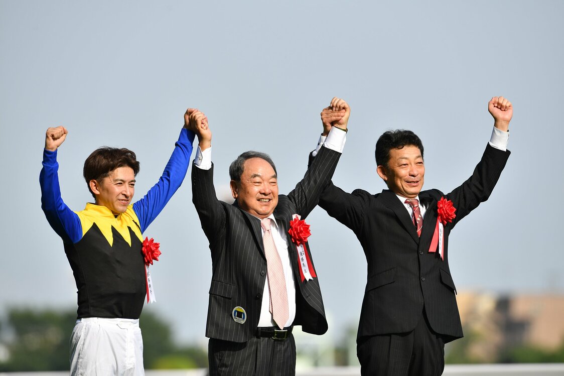 2018年の日本ダービーを制した福永祐一騎手（左）と優勝馬ワグネリアンのオーナー、金子真人氏（中央）　JRAフォト