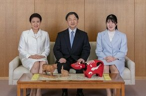 天皇、皇后両陛下と長女愛子さま(宮内庁ウェブサイトより)