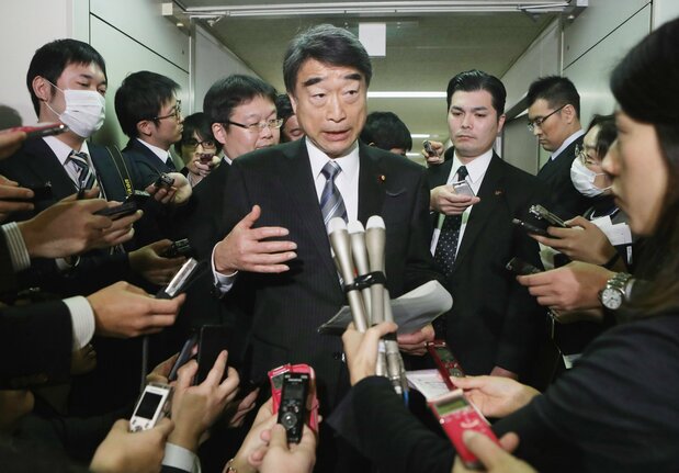 毎月勤労統計調査等に関する特別監察委員会出席後、取材に応じる根本匠厚生労働相(中央)=2019年1月17日、東京・霞が関(時事)