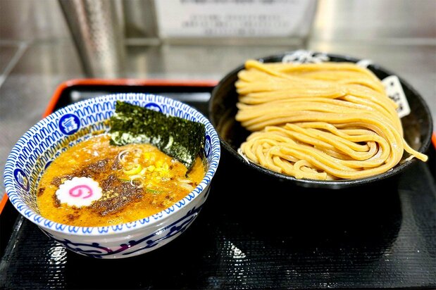 El nōkō tsukemen (nami) (1.000 yenes) de Matsudo Tomita Memban, situado en Ramen Gekisenku. (Fotografía: Yamakawa Daisuke)