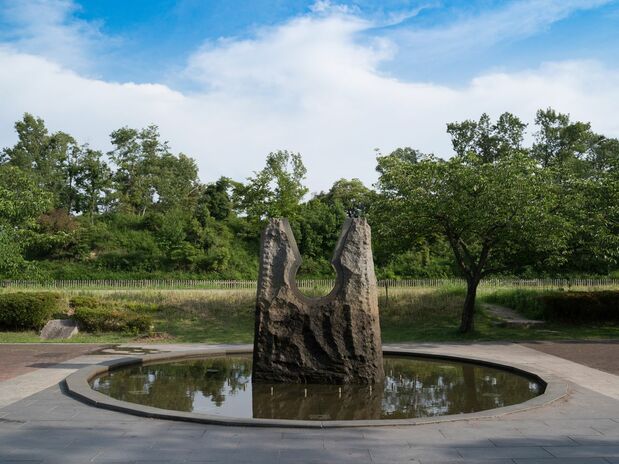 Le kofun Minegazuka qui s’étend derrière la fontaine du parc Minezuka.