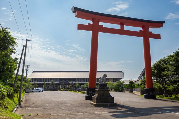 矗立在高山稻荷神社入口處的大鳥居。停車場後面的是參集殿