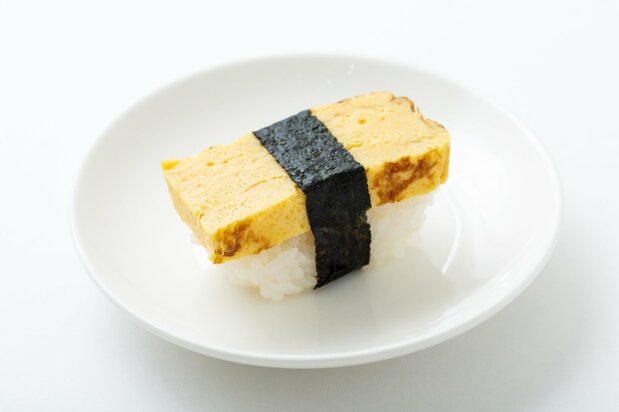 Sushi de tortilla de huevo.