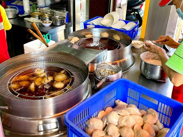 「北斗肉圓生」の調理場