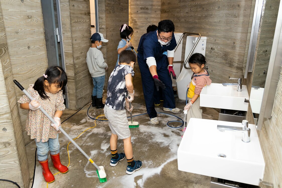 22年10月に恵比寿公園トイレで清掃体験する子どもたち