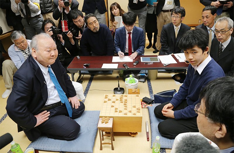 Katō perdió ante Fujii en diciembre de 2016 en el debut profesional del joven jugador de shōgi. (© Jiji)