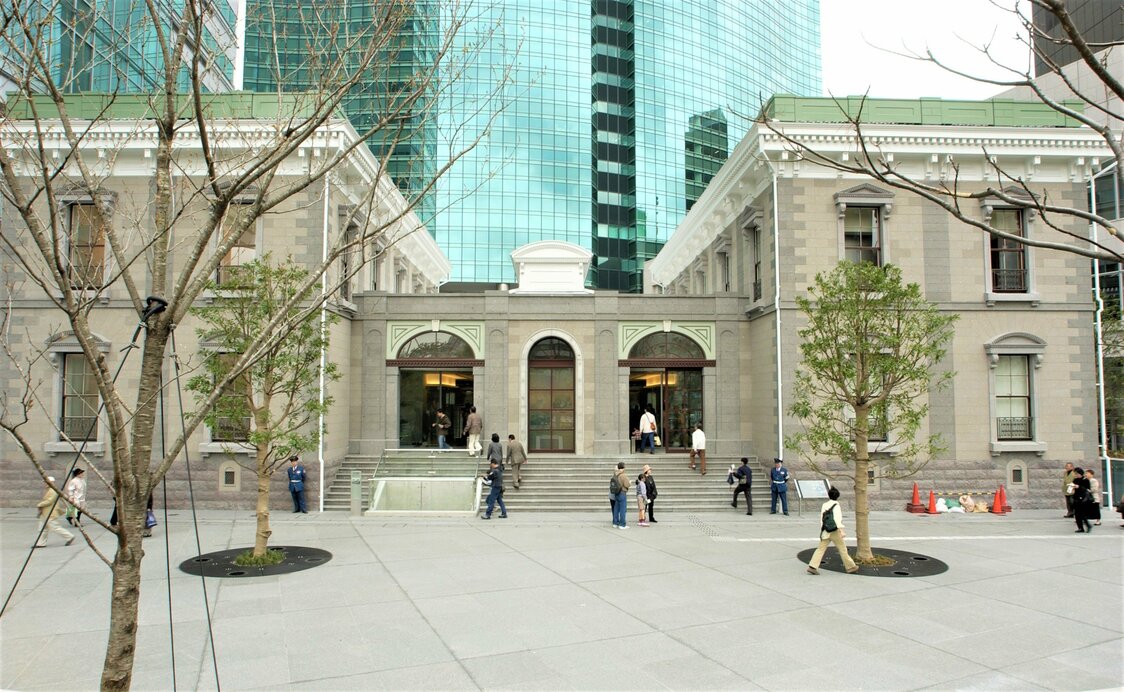 2003年、汐留に再建された旧新橋停車場の駅舎。再開発工事に先立つ発掘調査で、鉄道開業当時のプラットホームなどの遺物が発掘され、その一部を館内に展示している。周辺は国指定史跡「旧新橋停車場跡」になっている（東京都港区） 時事