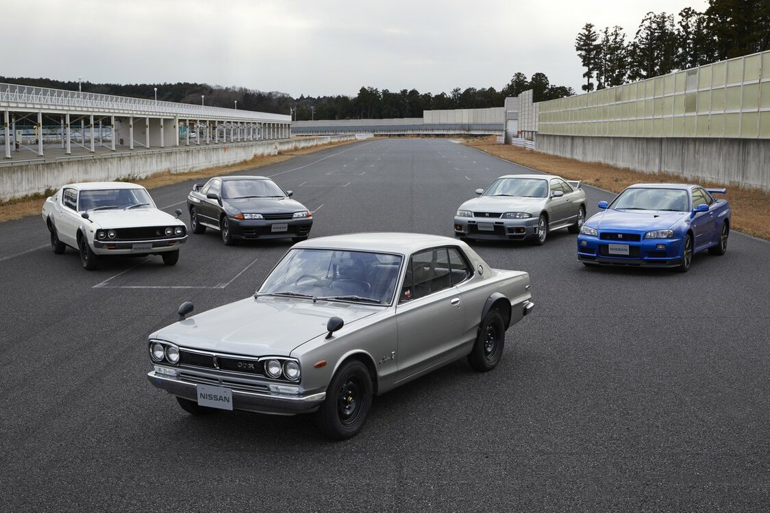 A historical lineup of Skyline GT-R vehicles. The coupe version of the first generation is front center, and behind it are the second, third, fourth, and fifth generations, from left to right. These cars are highly sought after in vintage car auctions in Japan as well as abroad. (Courtesy Nissan Motor)