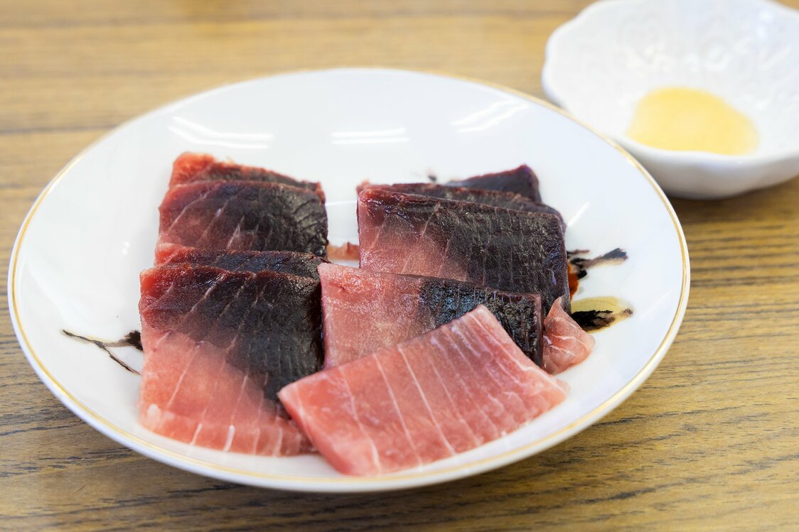 血合いと赤身が半々になるくらいに切った刺し身。濃厚な味は、酒のさかなにぴったりだ