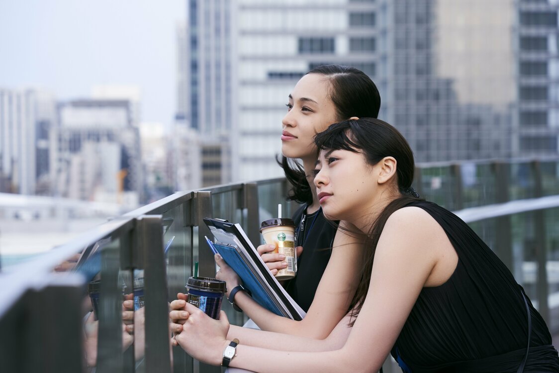 美紀（水原希子）と同級生の里英（山下リオ）　©山内マリコ／集英社・『あのこは貴族』製作委員会