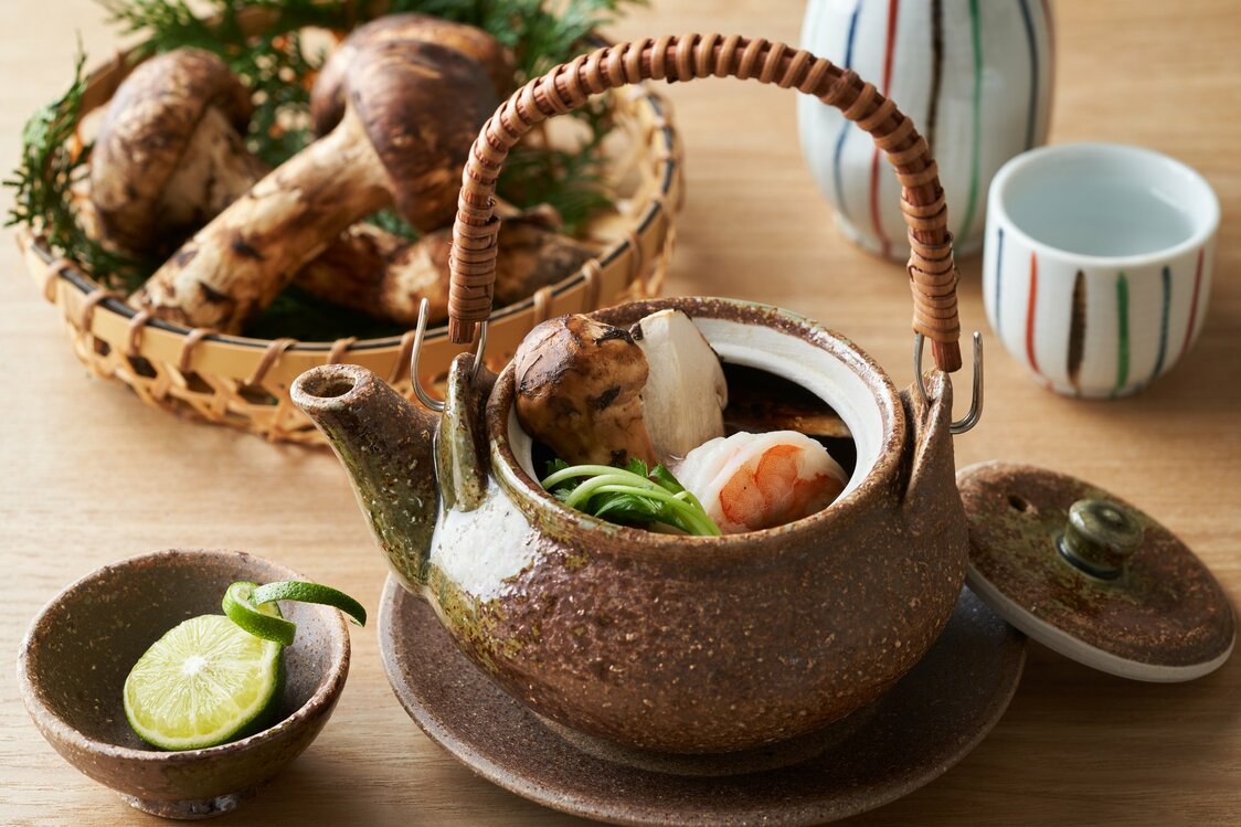 طبق دوبين موشي مرتب بأناقة ويتكون من فطر ماتسوتاكي، وروبيان، ومكسرات جينكو مطهو على البخار في مرق داشي، مع نفحة من ليمون سوداتشي معطر