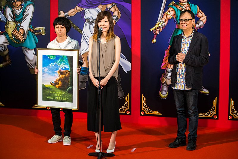 夺得粉丝绘画大赛大奖的Jiji（中左），作品是手拿史莱姆的石巨人（golem）。7月21日举行的颁奖仪式上，由“DQ之父”堀井雄二亲自颁奖