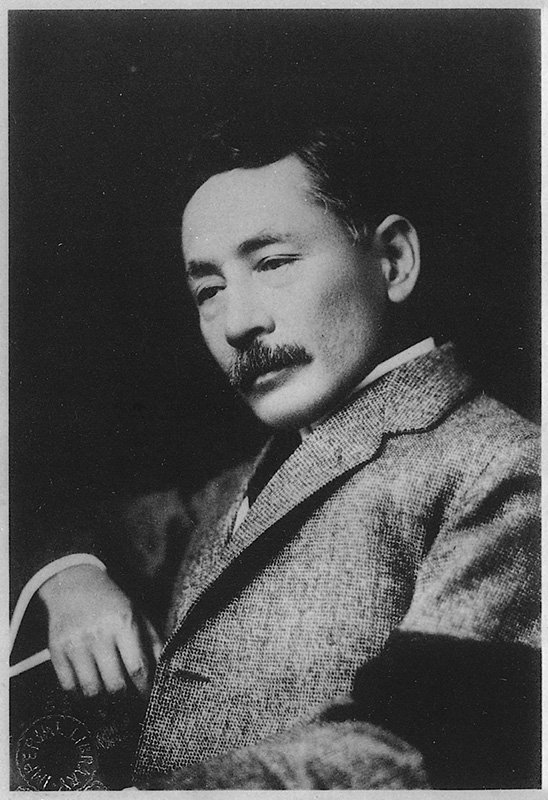 1912年,明治天皇驾崩之际,45岁的夏目漱石身带丧章(国立国会图书馆馆藏)