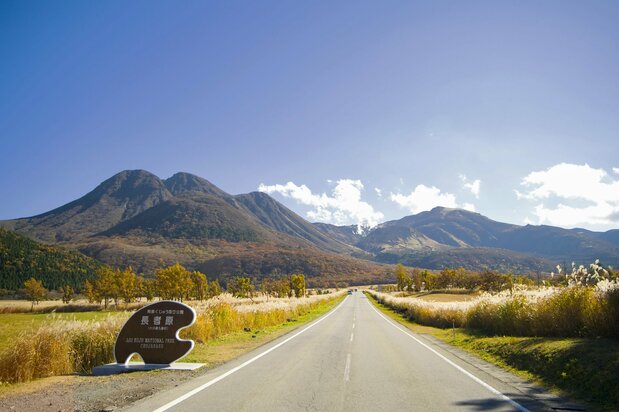 Chōjabaru, en la meseta de Iida por la que pasa la autopista Yamanami, que conecta Aso con Beppu cruzando la cordillera de Kujū. Fotografía: Organización para la Promoción del Turismo de Kyūshū. 