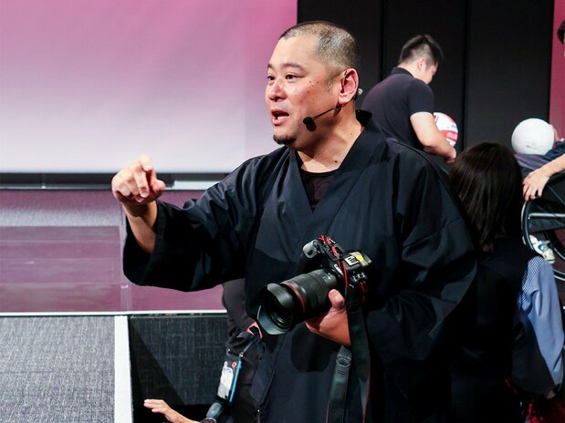 Photographer Ochi Takao has covered para sports for over two decades. He addressed the photographers at the event: “Para athletes are truly charismatic.” (© Matsumoto Sōichi)
