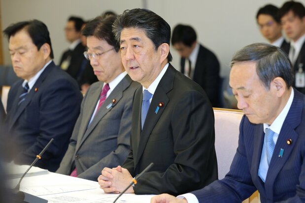 新型コロナウイルス感染症対策本部で発言する安倍晋三首相（右から2人目）＝2020年2月16日、首相官邸（時事）