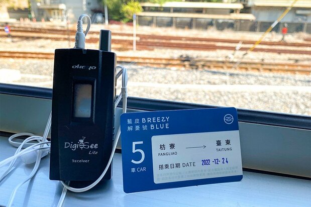 記念乗車券と案内を聞くためのイヤフォンセット