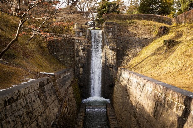 安積疏水の通水を記念して1882年に築かれた「安積疏水麓山(はやま)の飛瀑(ひばく)」