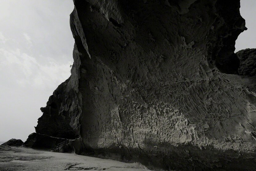 These vast caves were carved into the rock by tidal erosion. (© Ōsaka Hiroshi)