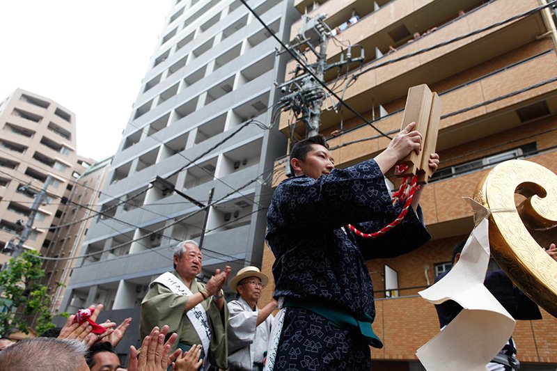 击掌三次，结束总神社神轿游行