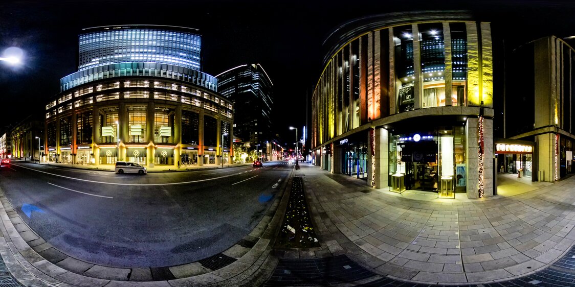 Le quartier de Nihonbashi est un haut lieu d’affaires et de shopping, mais les passants se font plus rares à la nuit tombée. Pourtant, c’est à ce moment que les bâtiments du quartier s’illuminent, offrant aux rues une lueur chaleureuse.