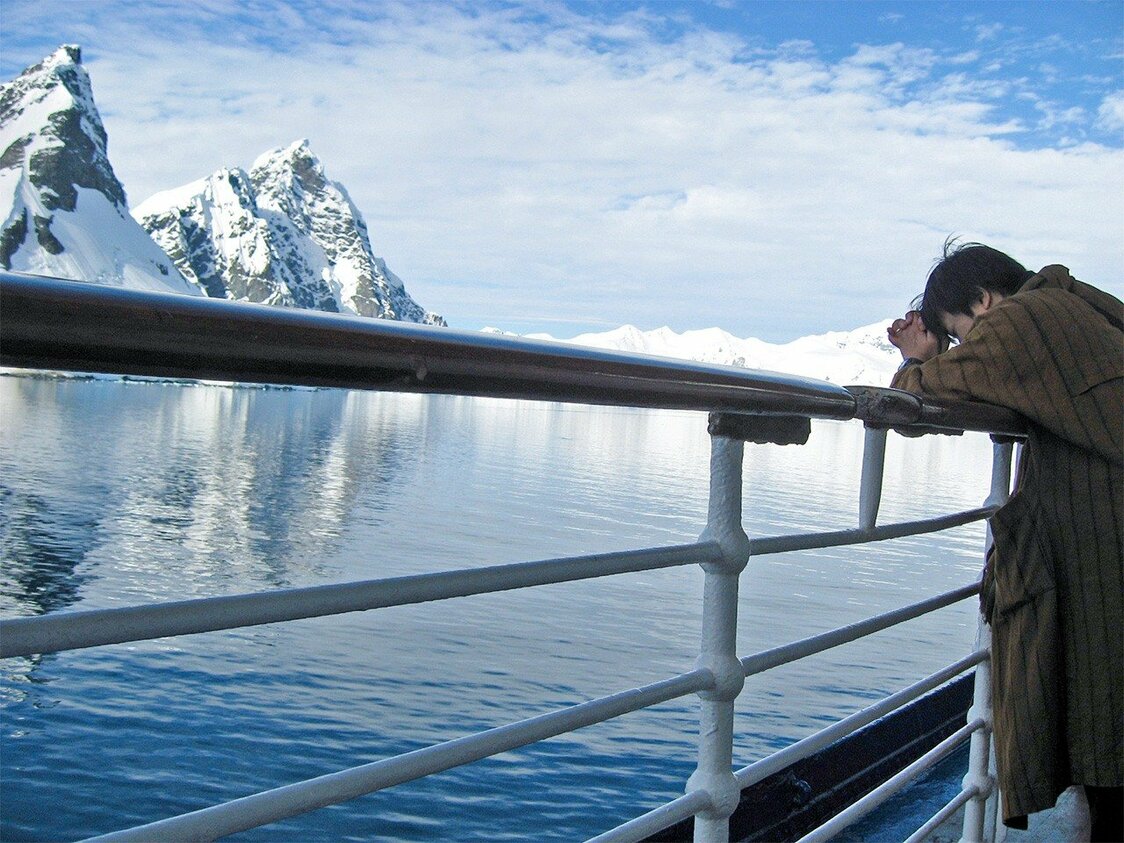 Dans l’océan Antarctique, il transmet ses remerciements à l’explorateur Scott, qui écrivit dans son journal : « Je suis satisfait ; ma vie fut bien vécue ». (2008)