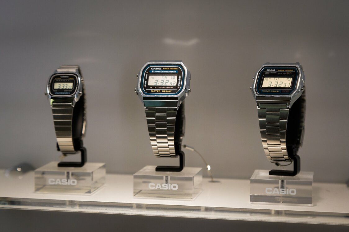 高品質かつ低価格の「CASIO Collection」シリーズ。写真の3点はオンラインストアで全て3300円（税込み）。初台本社で撮影