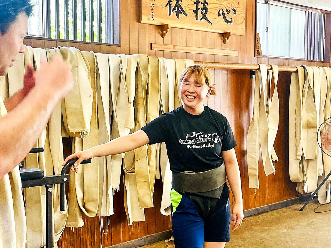 2023年7月、慶應義塾大学の綱町道場にて。かつて兄が主将を務めていた相撲部で週4日の稽古に打ち込む。コーチや部員と談笑する場面も　筆者撮影