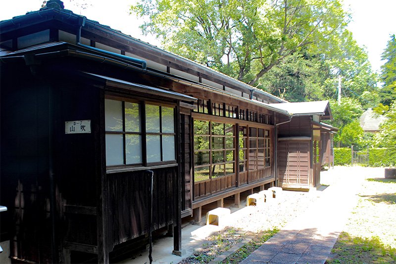 多磨全生園で戦前の1928年から77年まで使われた、軽症独身男子が寝起きした「山吹舎」。2003年に修復保存された。