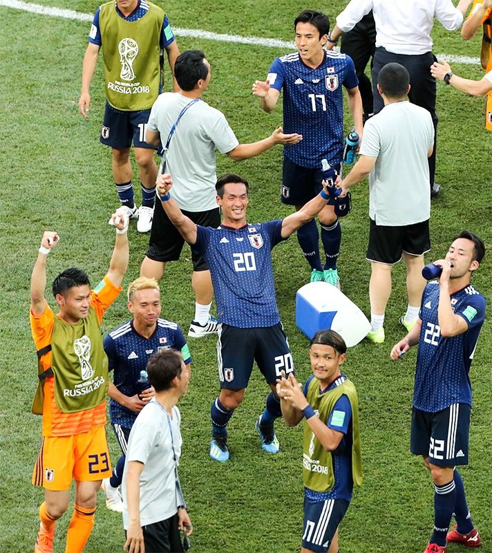 Makino Tomoaki (no. 20) and other Japan players celebrate progressing to the World Cup knockout stages in Volgograd, Russia, on June 28, 2018. (© Jiji)