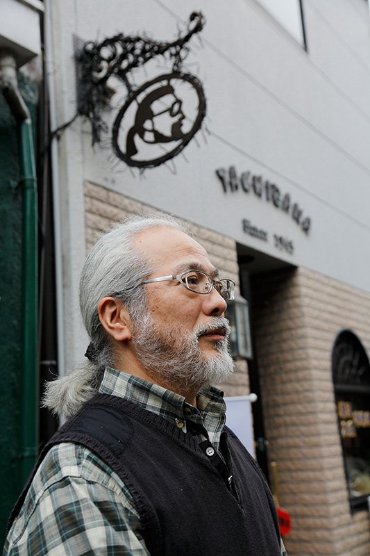 鳩の街通り商店街理事　松橋一暁さん（「カットバンク立花美容室」ご主人　03－3612－9495）