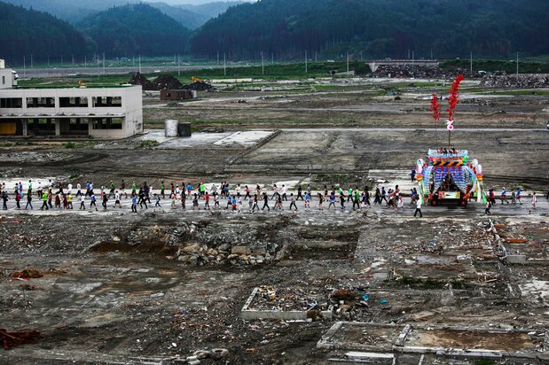 2011年8月6、7日舉行的行動七夕祭典。山車走在斷垣殘破的小城中