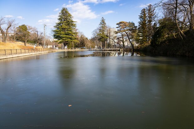 温暖化の影響などで今では薄氷しか張らず、スケートはできないという(撮影:ニッポンドットコム編集部)
