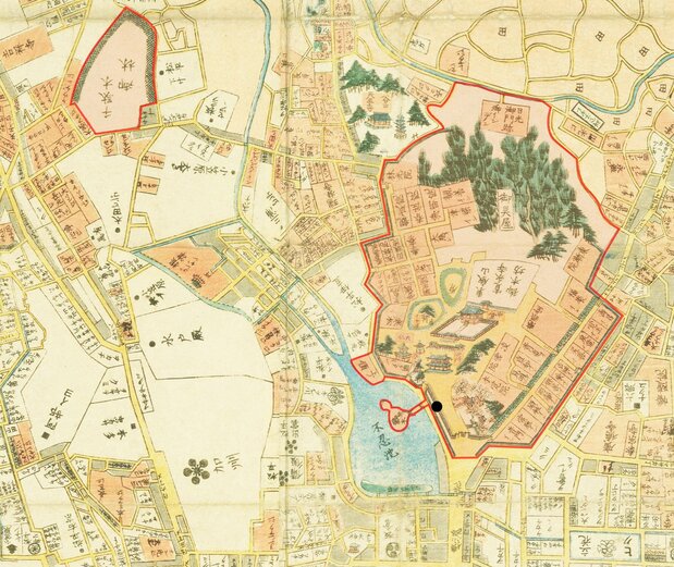 『安政改正御江戸大絵図』(国会図書館蔵)から、寛永寺周辺を切り抜き、寺領を朱色で囲んだ。左下「加州」と書かれた加賀百万石・前田家上屋敷と比べると、広さは一目瞭然だ。黒丸は『上野清水堂不忍ノ池』から推定した月の松の位置。左上の「千駄木御林」は寛永寺で使われる薪、炭、護摩木を供給する林だった