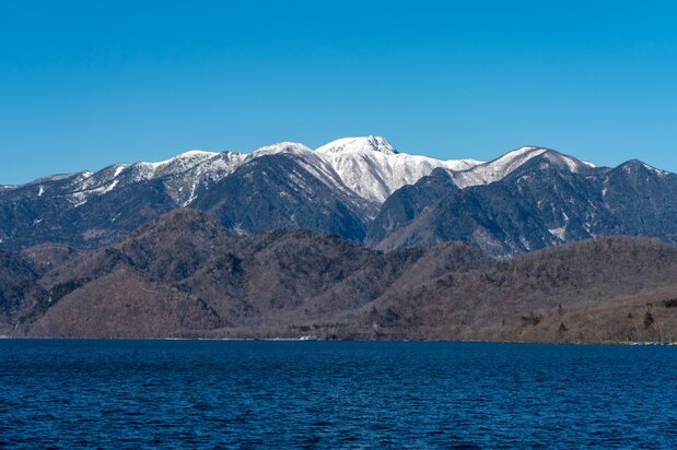 雪を冠した冬の日光白根山と中禅寺湖　写真：PIXTA