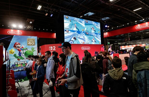 Des visiteurs jouent à Mario Kart de Nintendo lors de la Paris Games Week, le plus grand salon français dédié au jeu vidéo, le 30 octobre 2025. (AFP/Jiji)
