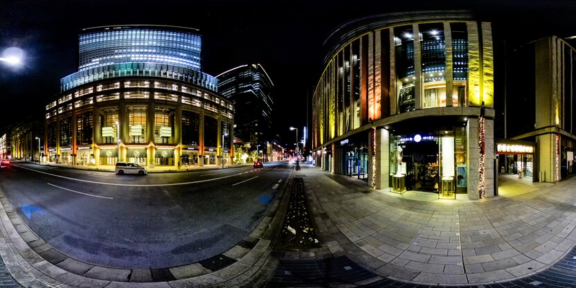 El distrito comercial y de negocios de Nihonbashi (distrito de Chūō). Las luces de los establecimientos comerciales iluminan la calle poco poblada al anochecer.