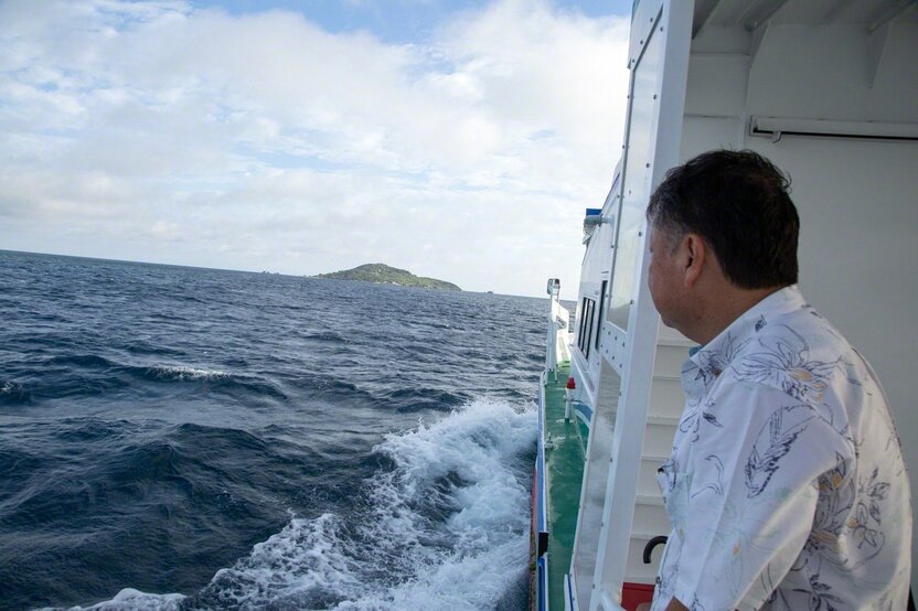 宮古島の島尻漁港から定期船で15分、大神島を目指す