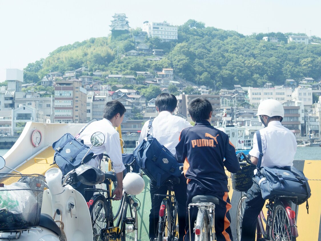 尾道和向岛之间的渡船。当地中学生靠渡船上下学，骑行者也可以带着车上船