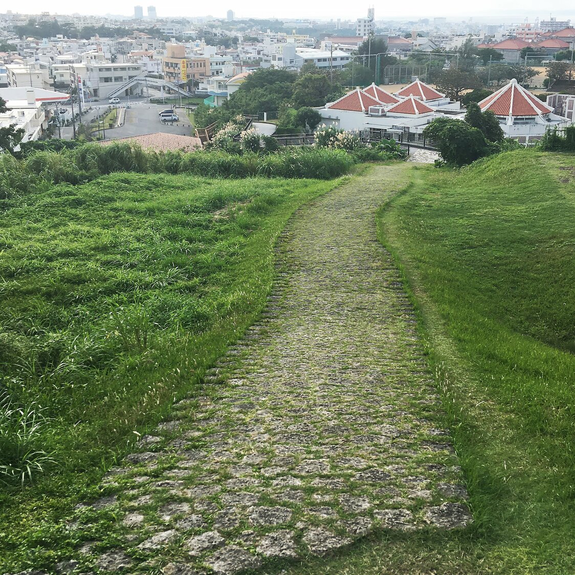 En 1597, Shônei, le roi des Ryûkyû a fait construire une route pavée pour relier le site à la cité de Shuri, située à 3,5 km au sud-sud-ouest. (© Kitazaki Jirô)