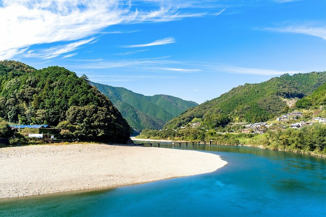 四万十川蜿蜒流淌 ©PIXTA