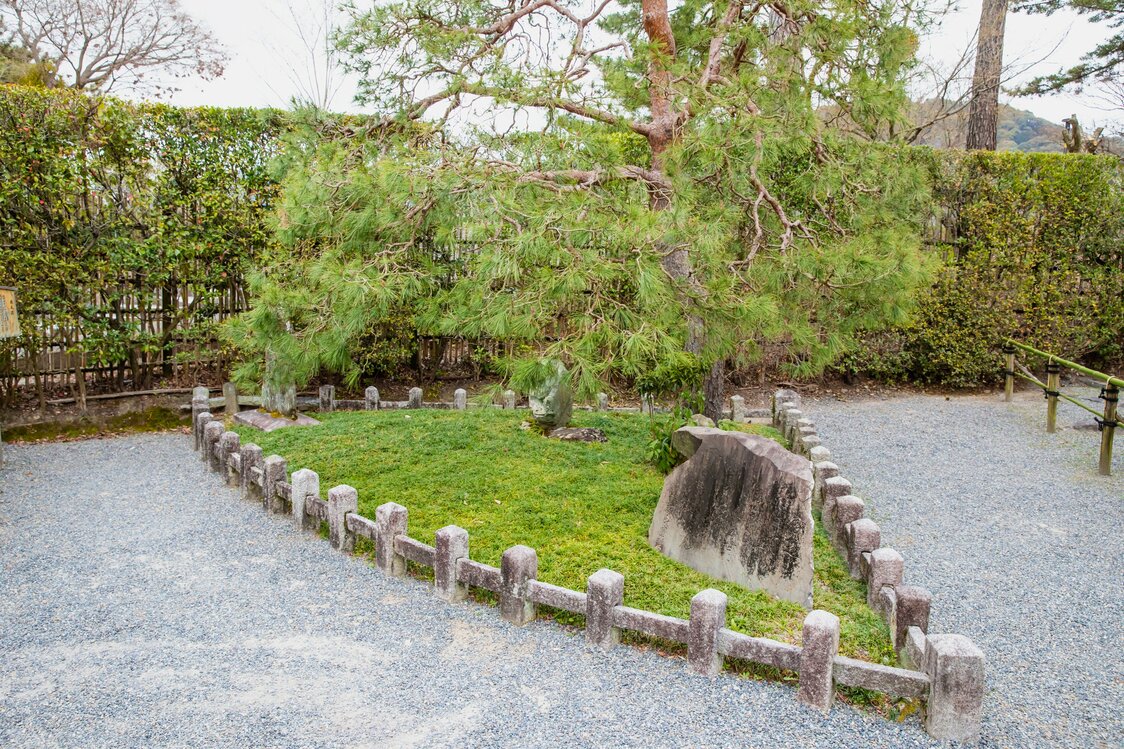 源頼政が果てた扇の芝