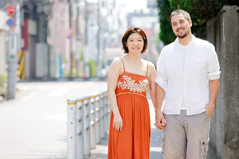"Me gustaría que mejorara su japonés. Creo que ahora habla mejor el italiano", afirma Ryō. "Se ofrece a enseñarme japonés, pero soy un mal estudiante y ella, una mala profesora", dice Corey.