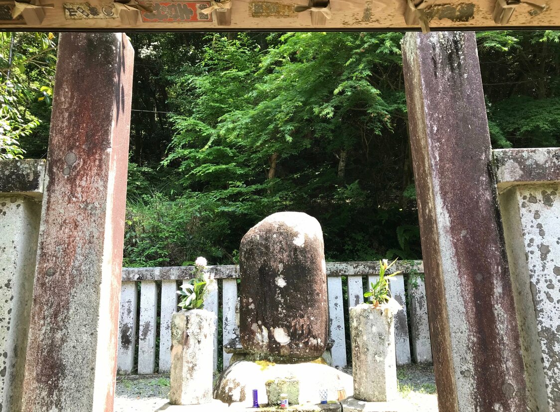 頼家の墓。正面に見えているのは供養塔で、この裏にある小さい五輪石塔2基が墓である。撮影 :小林明