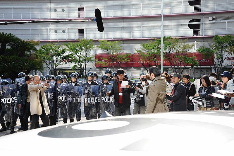 El director Yamazaki durante el rodaje de la confrontación entre los parásitos y un grupo de fuerzas especiales. © 2015 Comité de Producción de Kiseijū