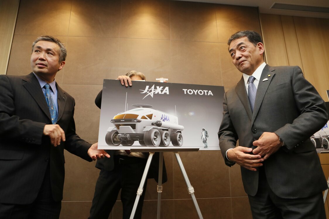 有人月面探査車の共同開発について発表したJAXAの若田光一理事（左、宇宙飛行士）とトヨタ自動車の寺師茂樹副社長＝2019年3月12日、東京都港区（時事）