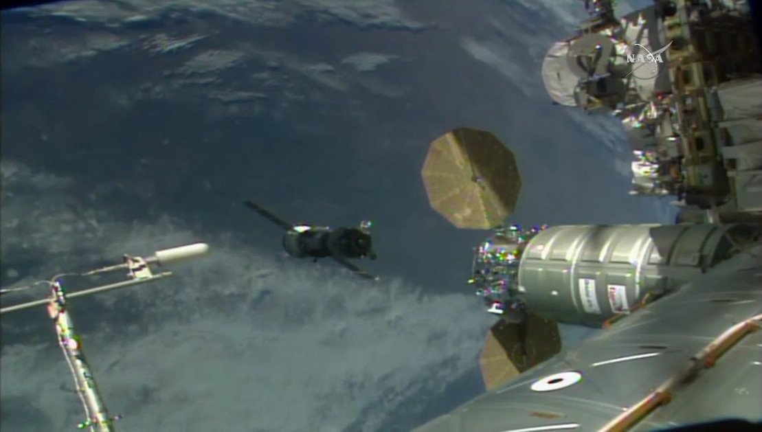 大西卓哉さんら3人が乗り組み、地球帰還に向けて国際宇宙ステーション（ISS）から分離したソユーズ宇宙船＝2016年10月30日、NASAテレビより（時事）