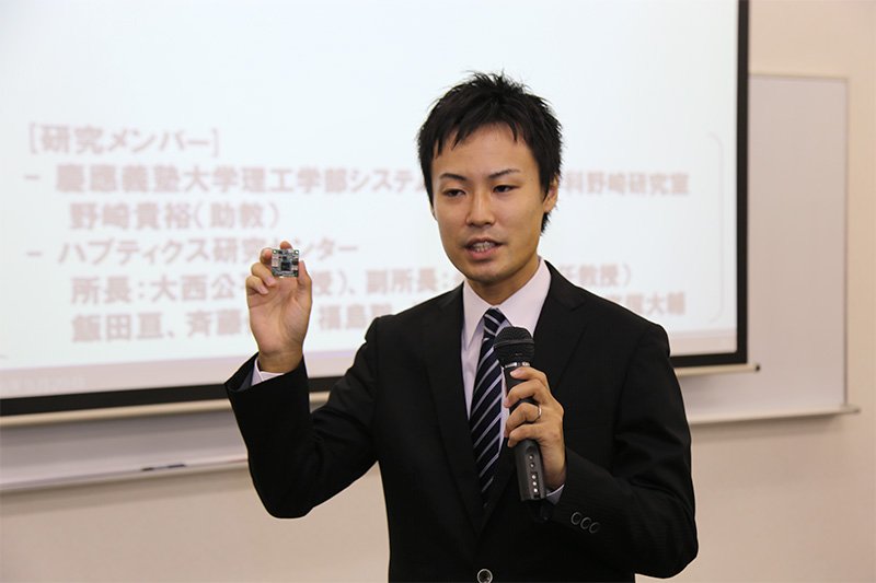 野崎助教が手に取る半導体基板「ワンボードコア」は35ミリメートル角