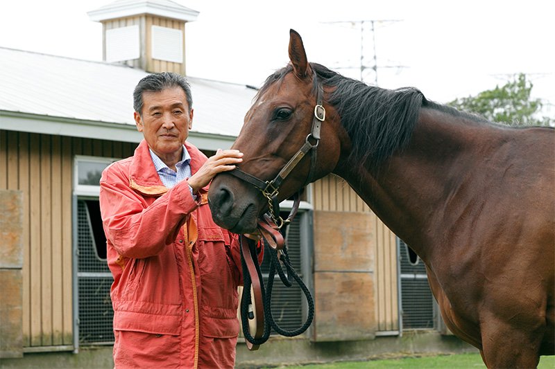 繁殖牝馬と。ノーザンファームの厩舎（きゅうしゃ）の前で